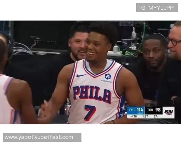 猛龙全场球迷热烈致敬洛瑞绝对功臣在垃圾时间重返赛场引发掌声